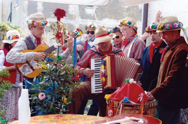 Canto del Maggio - il poeta, i cantori, la fisarmonica, la chitarra, l'albero, il cesto...