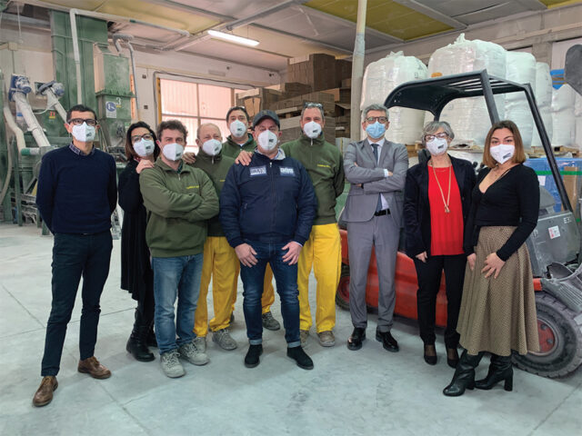 Gruppo di dipendenti dello stabilimento Chimica Edile di Castiglione della Pescaia con Giovanni Mascagni (Confindustria Grosseto)