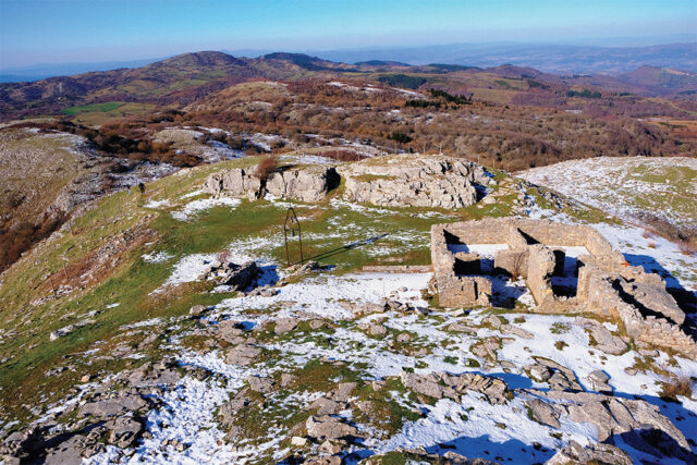 Monte Labro, vista dalla torre giurisdavidica, dei resti della chiesa e dell'eremo