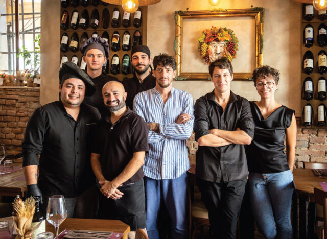 Jacopo Schisano con tutto lo staff del ristorante “L’Etrusco”