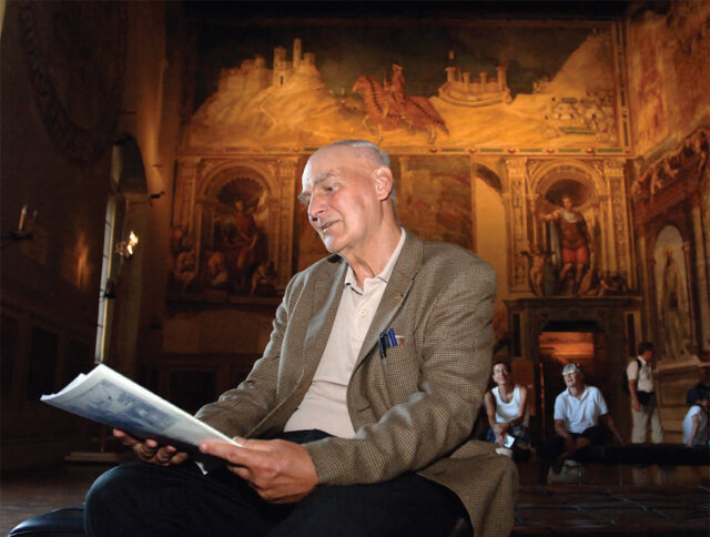 Nella foto di Bencini Gordon Moran nella Sala del Mappamondo nel Palazzo