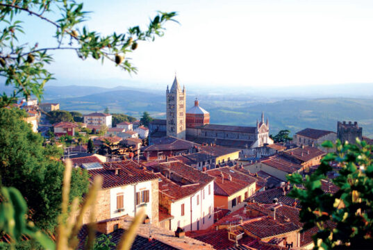 Massa Marittima, tra storia millenaria, eredità mineraria e rinascita turistica