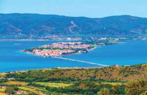 L’itinerario del mese: Orbetello, il fascino senza tempo di una città sospesa tra la laguna e il mare