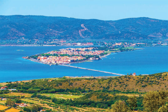 L’itinerario del mese: Orbetello, il fascino senza tempo di una città sospesa tra la laguna e il mare
